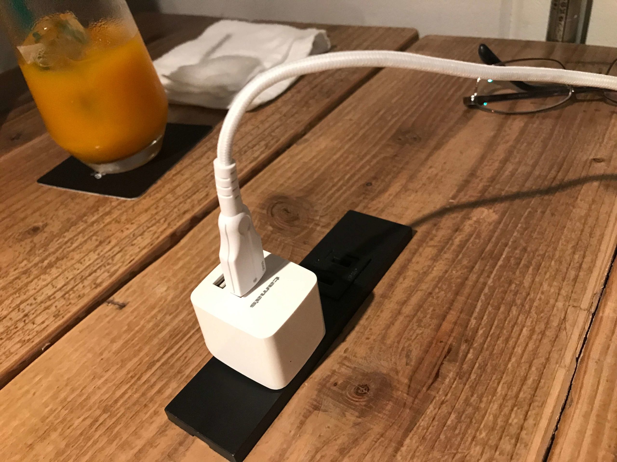 テーブルにコンセント